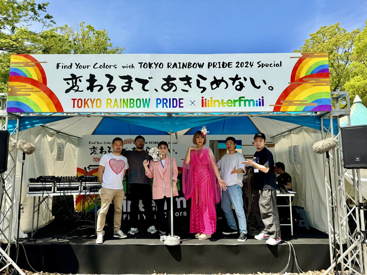 bourbonne_campy's tweet photo. interfm特設スタジオは会場入り口をまっすぐ進んだ右側です

11:25〜 午前0時のプリンセス＆2すとりーとの6名
11:38〜 本日司会のベビーヴァギーさん
13:20〜 ENVii GABRIELLAの皆さん

豪華ゲストさんらのトークもかぶりつきで観られます！
DJ KiyoshiさんOSHさんの生DJダンスタイムも！　来てね〜🌈 https://t.co/IgRxCHRgsW