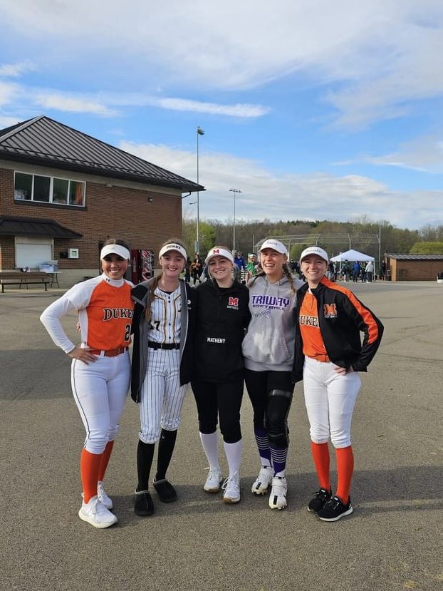 Love meeting up with my travel teammates at a high school tournament !💚 <a href="/OhioEmeralds_06/">Ohio Emeralds 06</a> <a href="/ONUSoftball/">ONU Softball</a>