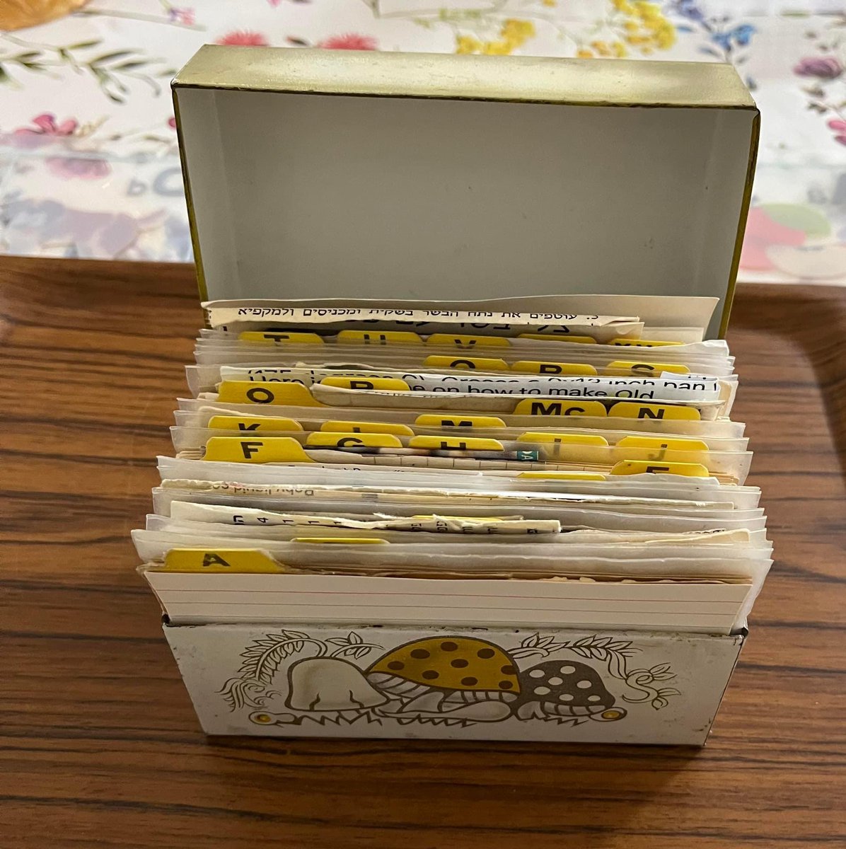 DO YOU REMEMBER!👵👨‍🦳 Does anyone have & still use a recipe box with recipes alphabetical on index cards inside ?🤔