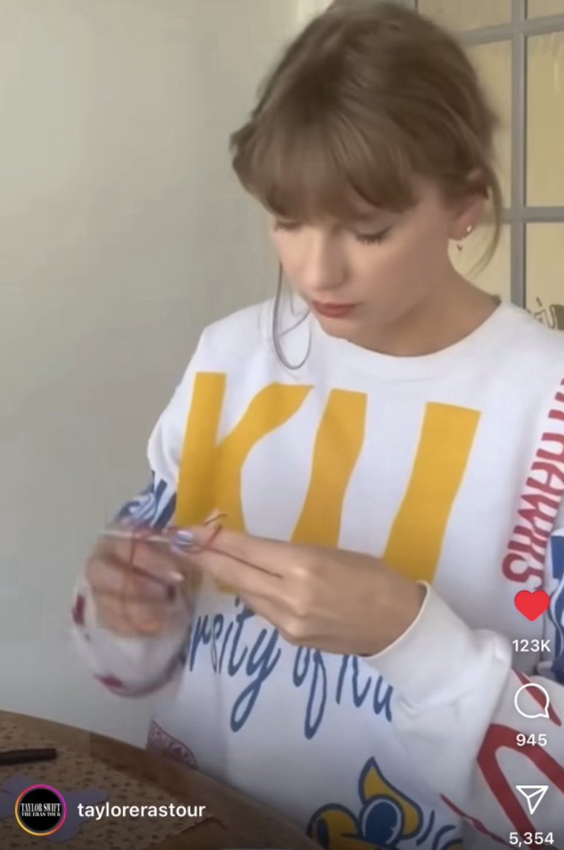 OMG Taylor in a Kansas sweatshirt is EVERYTHING I NEEDED TODAY❤️💙🌻 Fun fact: her best friend Abigail attended KU. She was in my graduating class 🎓