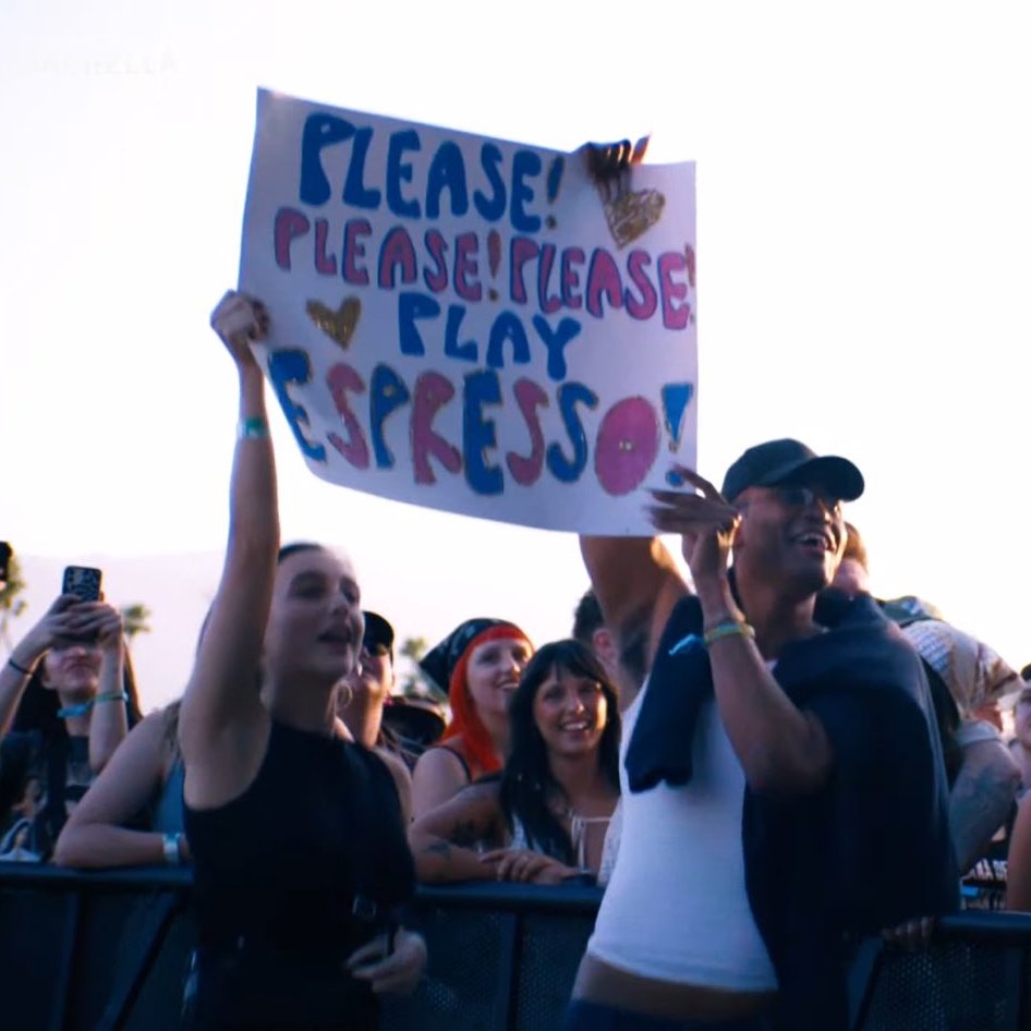 🚨| Emma Chamberlain holding a 'Please play Espresso' sign during @SabrinaAnnLynn's #Coachella set.