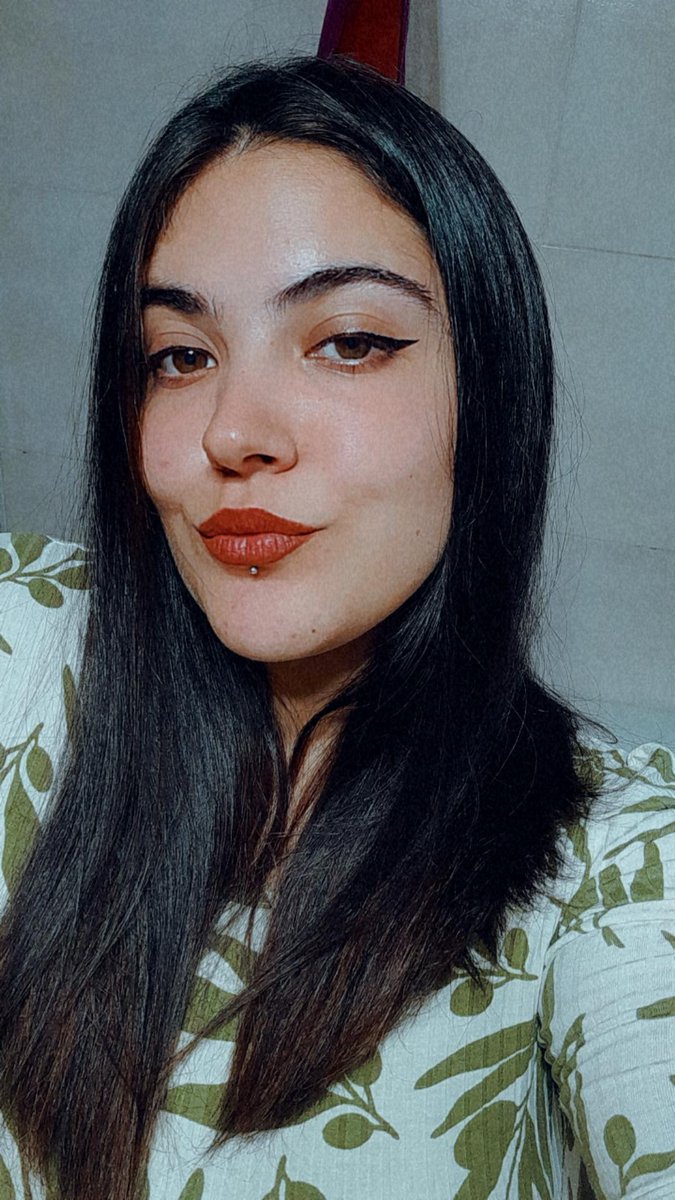 iaruher's tweet photo. no me podía delinear porque estaba llorando, hasta q dije NO PARA yo no voy a dejar que ningun forro me impida ponerme linda así que me sequé, me calmé y me lo hice
ni soy tan linda ni me salió tan bien el delineado pero por lo menos ya no estoy llorando 💅🏼 https://t.co/c8FjnQMHq7