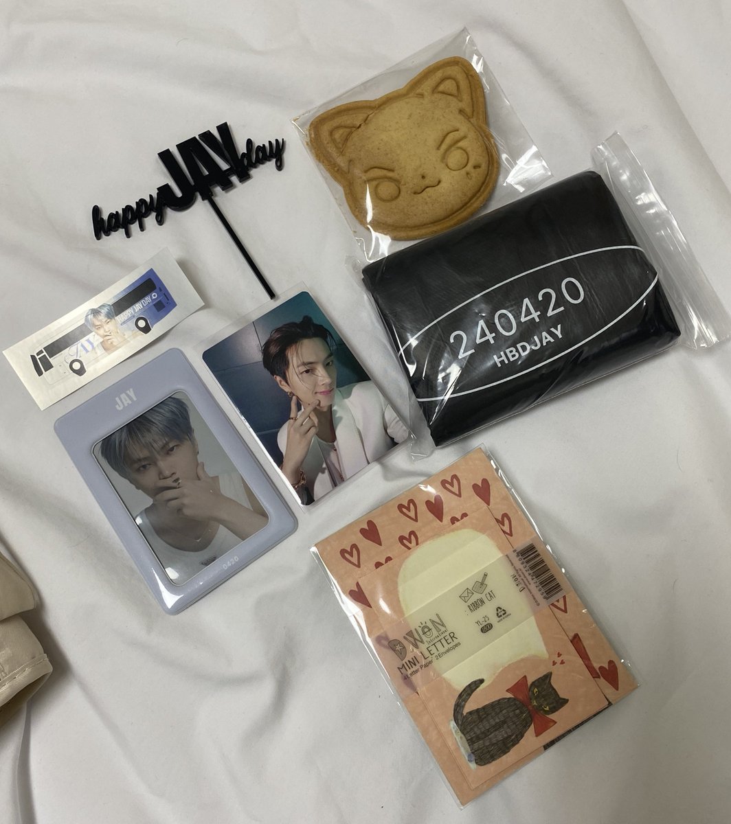 got the goods and everything is so pretty just like the bus design!!🥹💙 thank you so much @JAYHBDBUS for organizing jjongbus annually!! happy jay day!💙💙💙 #쫑버스2024 #jjongbus240420 #빨리빨리도착해롸 #쫑프들맘에들기바라