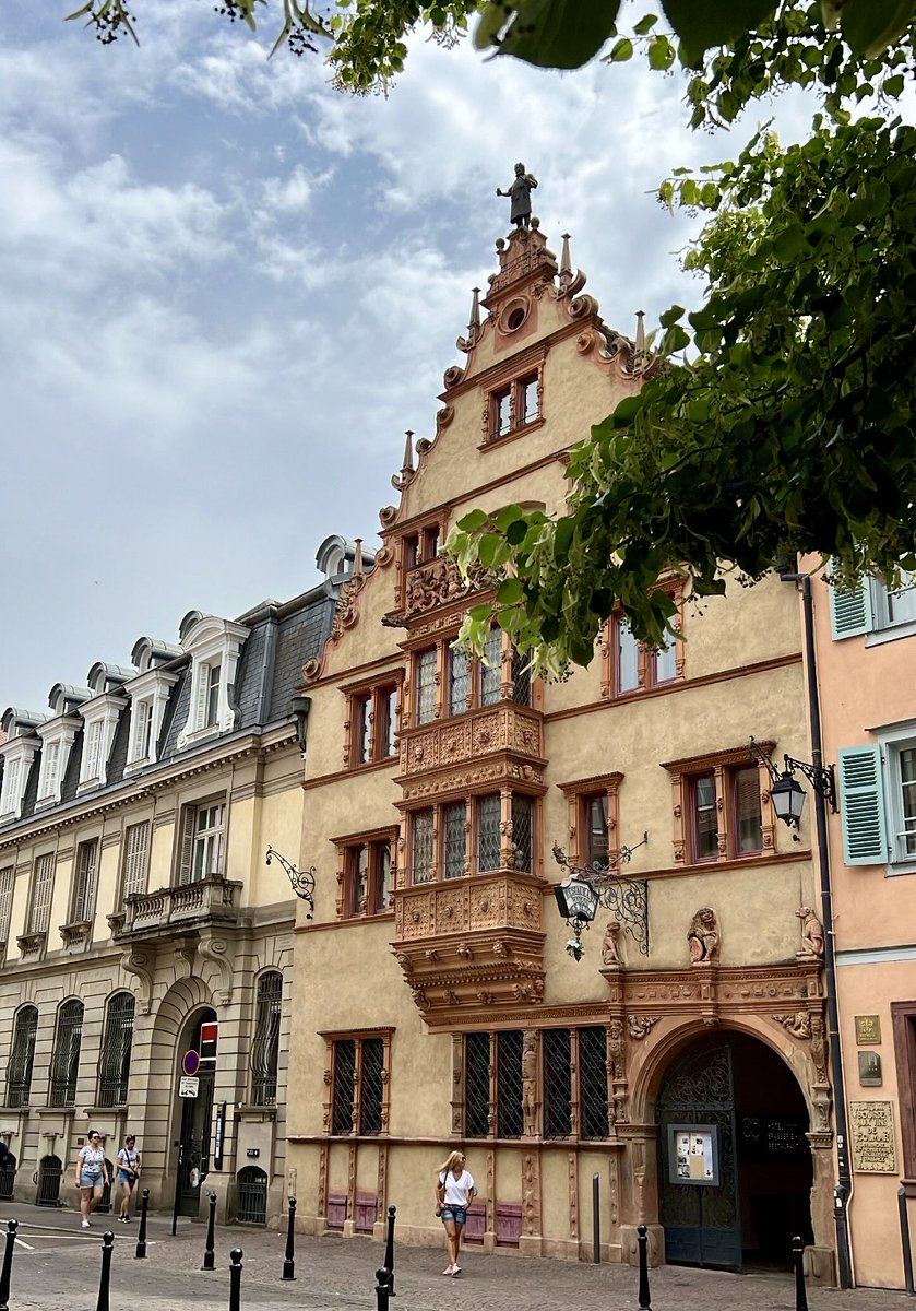 La Maison des Têtes, Colmar 🇫🇷

It was built in 1609 for local merchant Anton Burger, and today home to the best restaurant in town (ask for a table in the courtyard!). Definitely worth a detour if you’re in Alsace wine country 🍷