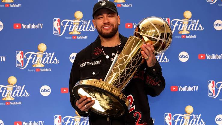 Lembrando aqui que o Neymar pegou mais vezes no troféu da NBA do que o Boston Celtics nos últimos 15 anos.