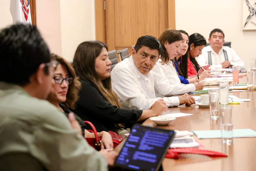 Alejandro_ALJ's tweet photo. Con nuestro Gobernador @salomonj damos atención a las autoridades municipales de la región Mixteca. https://t.co/2v7qgEiT20