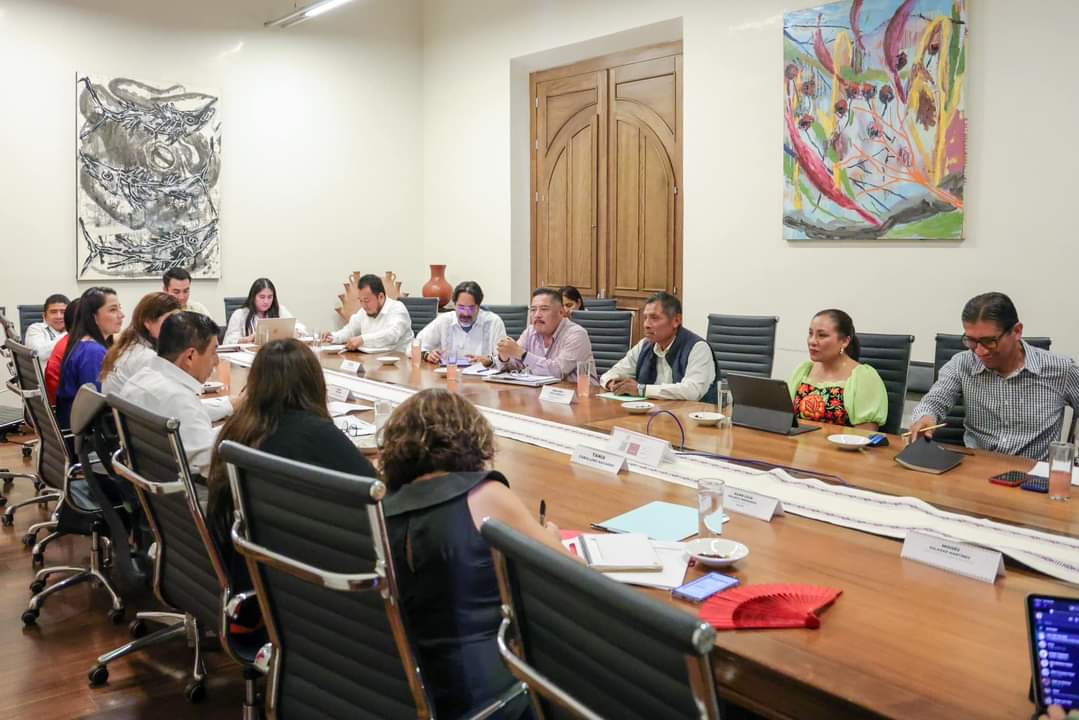 Alejandro_ALJ's tweet photo. Con nuestro Gobernador @salomonj damos atención a las autoridades municipales de la región Mixteca. https://t.co/2v7qgEiT20