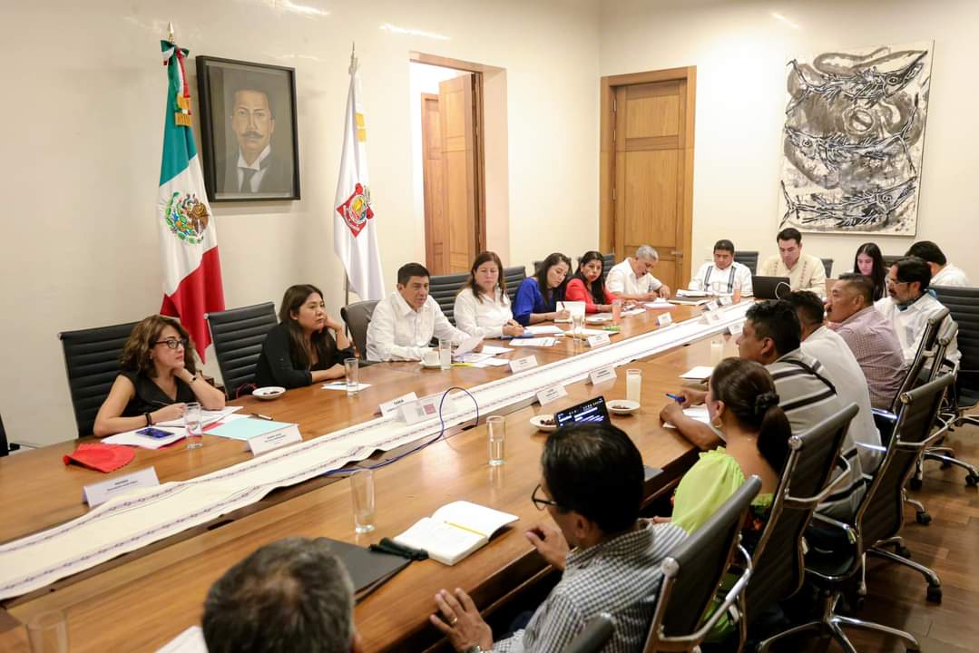 Alejandro_ALJ's tweet photo. Con nuestro Gobernador @salomonj damos atención a las autoridades municipales de la región Mixteca. https://t.co/2v7qgEiT20