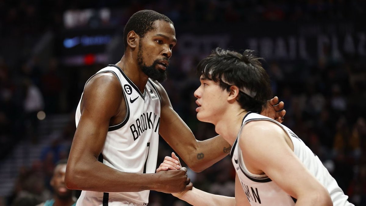 nba_room_a's tweet photo. 🚨渡邊雄太がNBAを引退🚨

昨年夏に10チーム以上からオファーがあったものの、金額よりもやりたいこと(デュラントとのプレー)を優先した結果、サンズと契約した渡邊雄太。

“たられば”ですけど、他のチームと契約していたら…と考えられずにはいられない😭😭
#NBA 
#渡邊雄太 https://t.co/Ro2DDNyltq