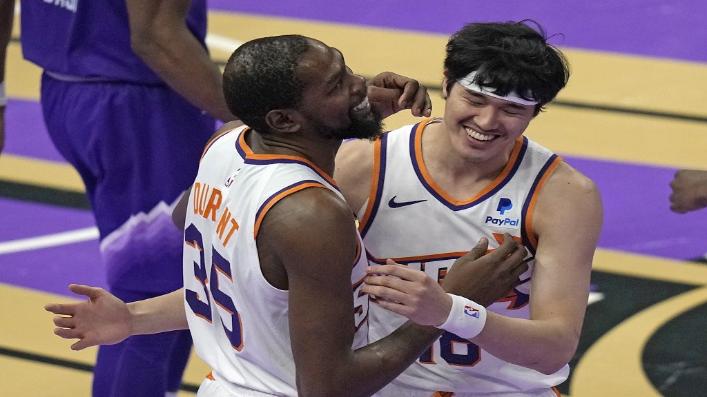nba_room_a's tweet photo. 🚨渡邊雄太がNBAを引退🚨

昨年夏に10チーム以上からオファーがあったものの、金額よりもやりたいこと(デュラントとのプレー)を優先した結果、サンズと契約した渡邊雄太。

“たられば”ですけど、他のチームと契約していたら…と考えられずにはいられない😭😭
#NBA 
#渡邊雄太 https://t.co/Ro2DDNyltq