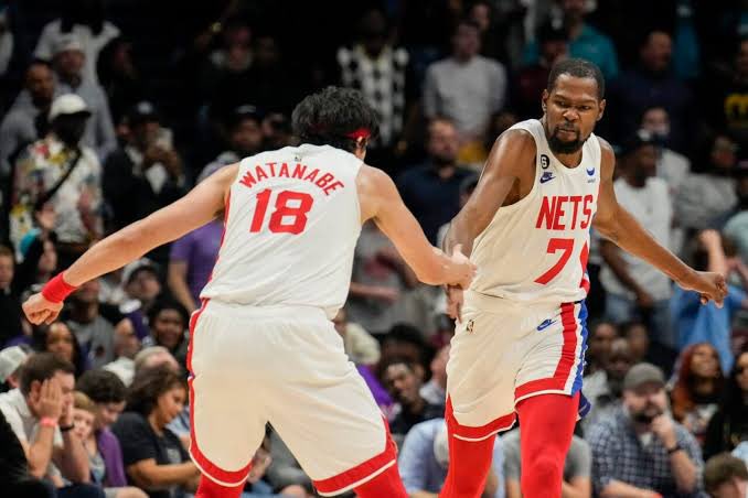 nba_room_a's tweet photo. 🚨渡邊雄太がNBAを引退🚨

昨年夏に10チーム以上からオファーがあったものの、金額よりもやりたいこと(デュラントとのプレー)を優先した結果、サンズと契約した渡邊雄太。

“たられば”ですけど、他のチームと契約していたら…と考えられずにはいられない😭😭
#NBA 
#渡邊雄太 https://t.co/Ro2DDNyltq