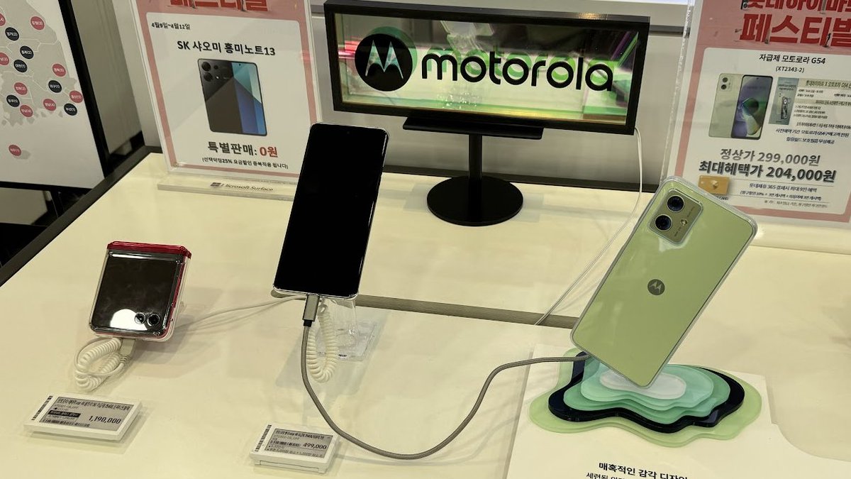 glad to see motorola phones in physical appearance. spotted in my recent seoul trip at lotte hi, lotte world tower.