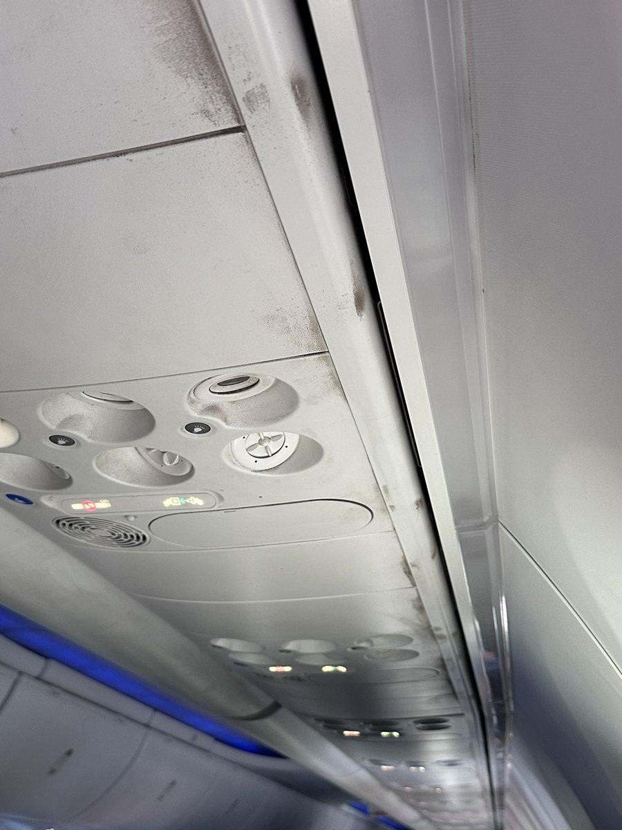 AmberAbro84's tweet photo. @united the mold and dirt is unacceptable! #cleantheplane https://t.co/q6k1NVpLws
