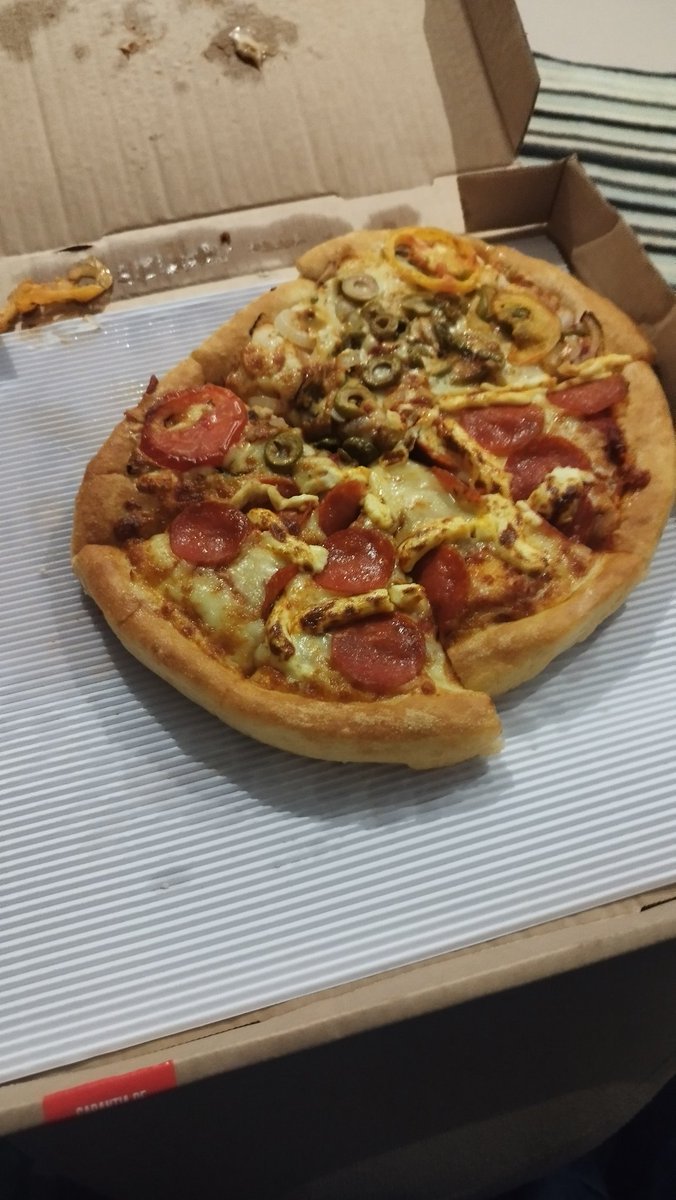 FeParaViver's tweet photo. Olha como o @pizzahut entrega um pedido atrasado mais de 40 minutos, e ainda não tem como reclamar @iFoodNewsBrasil . https://t.co/j6Uxx3LsBP
