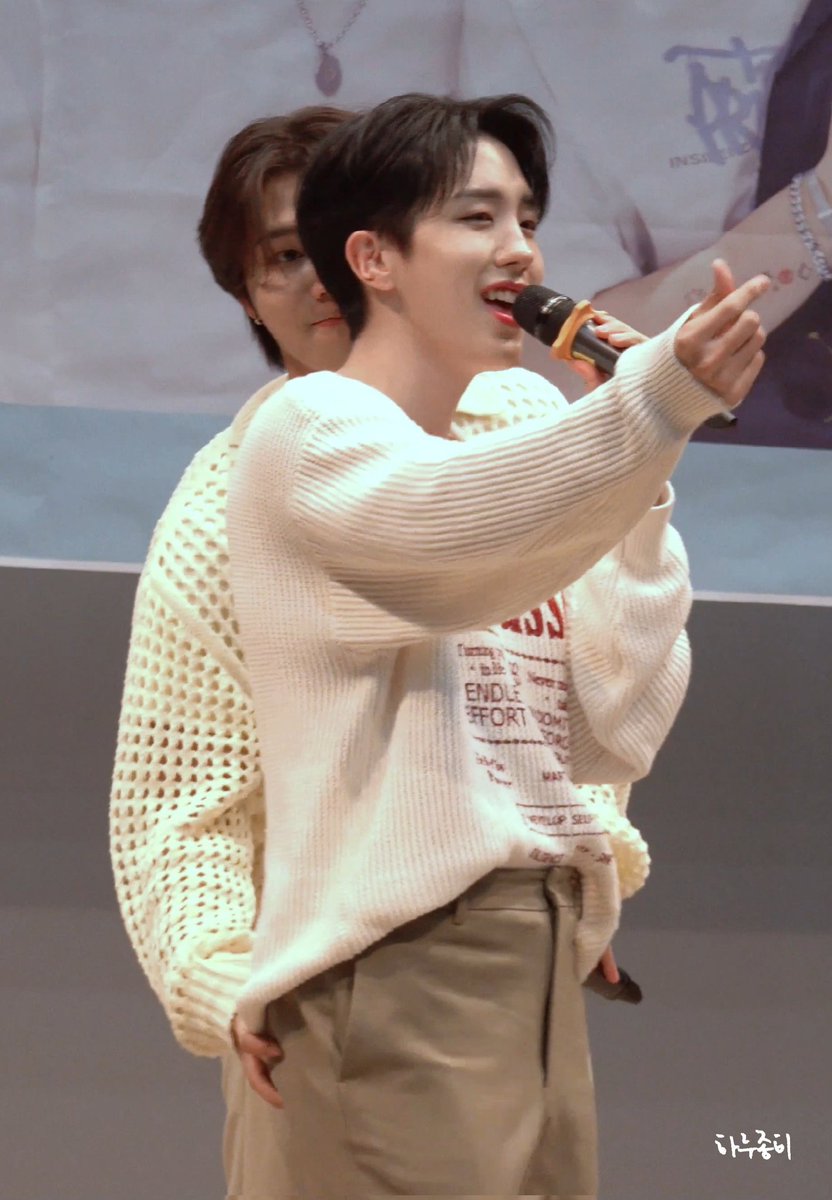 alldayireah's tweet photo. 240419 라이징스타 대면팬싸

희재 궁디 만지고 정작 자기가
노래 못부르는.. 종히야 귀엽다ㅎㅎ

근데 만질때 표정 뭐야 ㅋㅋㅋ
입술 꾹 다물고 제대로 노렸네🫢

#SEVENUS #세븐어스
#HEEJAE #희재 #유희재
#IREAH #이레 #이종희 https://t.co/iOoirKx1zA