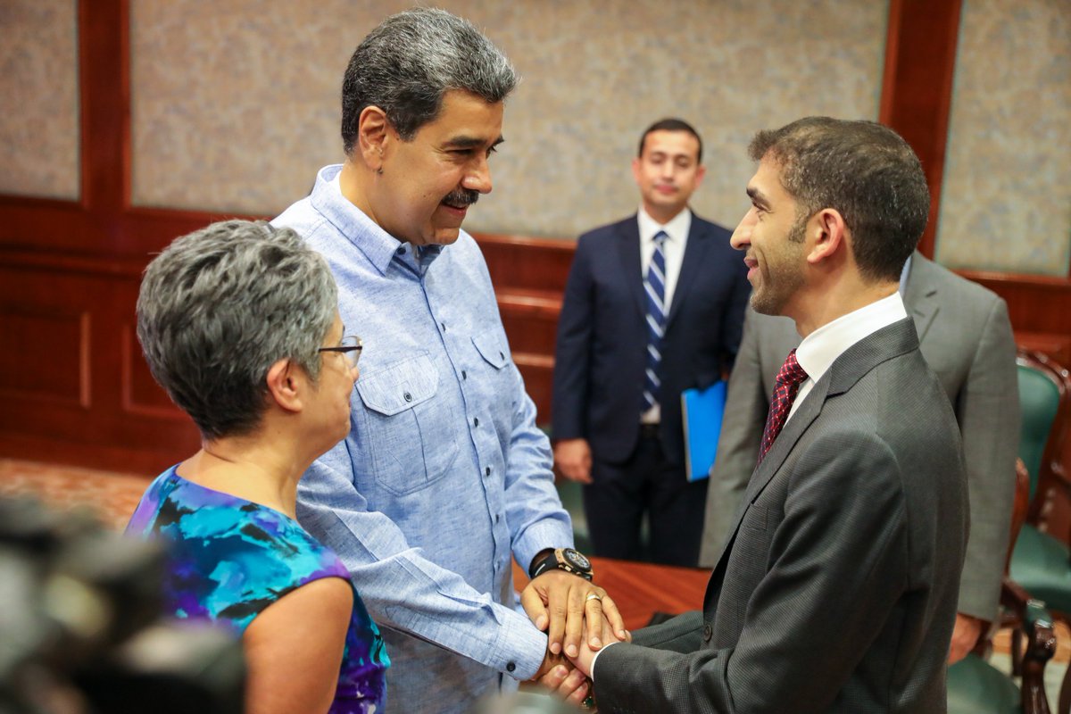 NicolasMaduro's tweet photo. En el marco del Encuentro para una Alternativa Social Mundial, sostuve una grata reunión con el Dr. Thani Bin Ahmed Al Zeyoudi, Ministro de Estado de Comercio Exterior, los delegados y delegadas de los Emiratos Árabes Unidos, para avanzar en la agenda bilateral de relación compartida en pro de la sostenibilidad y el desarrollo de nuestros pueblos. ¡Trabajo y cooperación!