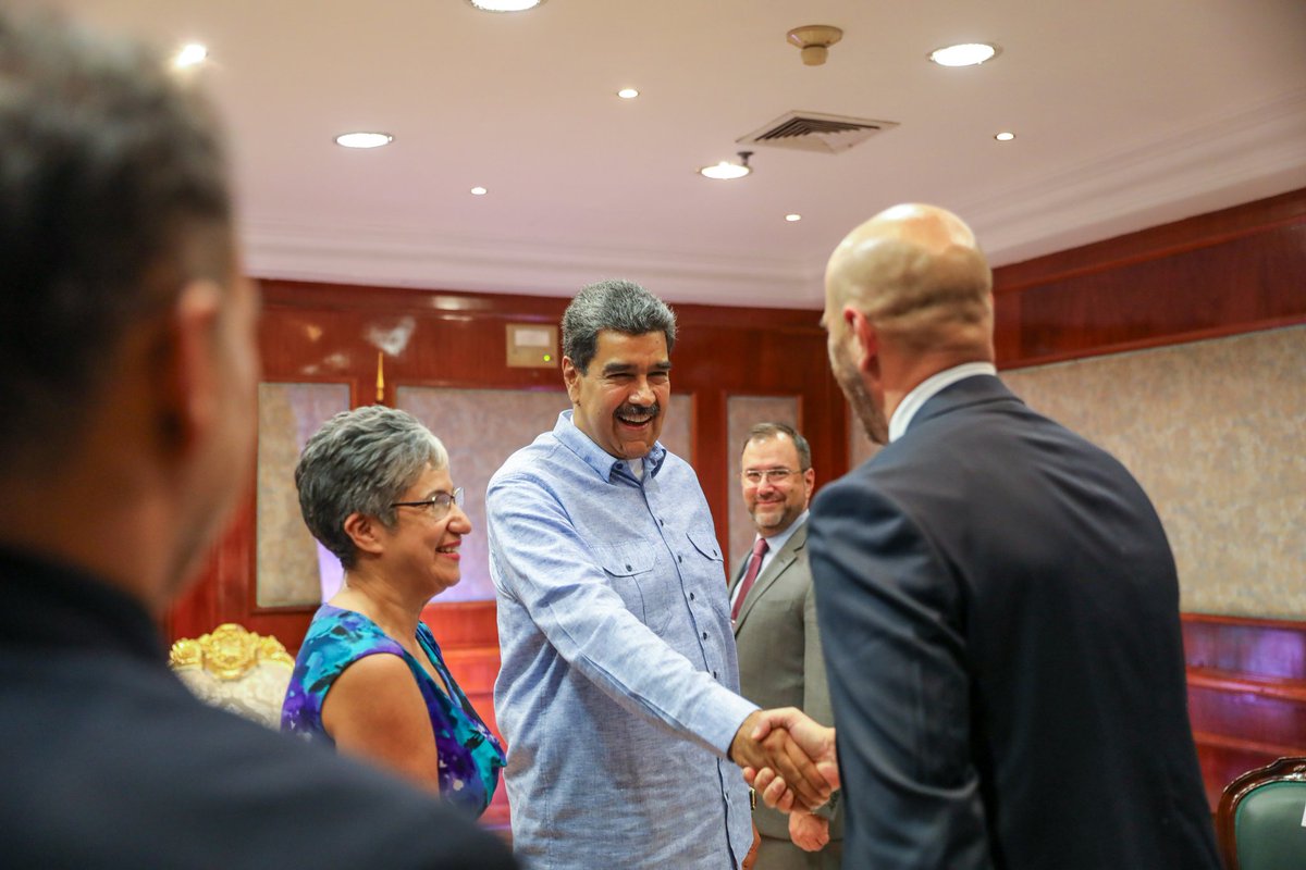 En el marco del Encuentro para una Alternativa Social Mundial, sostuve una grata reunión con el Dr. Thani Bin Ahmed Al Zeyoudi, Ministro de Estado de Comercio Exterior, los delegados y delegadas de los Emiratos Árabes Unidos, para avanzar en la agenda bilateral de relación