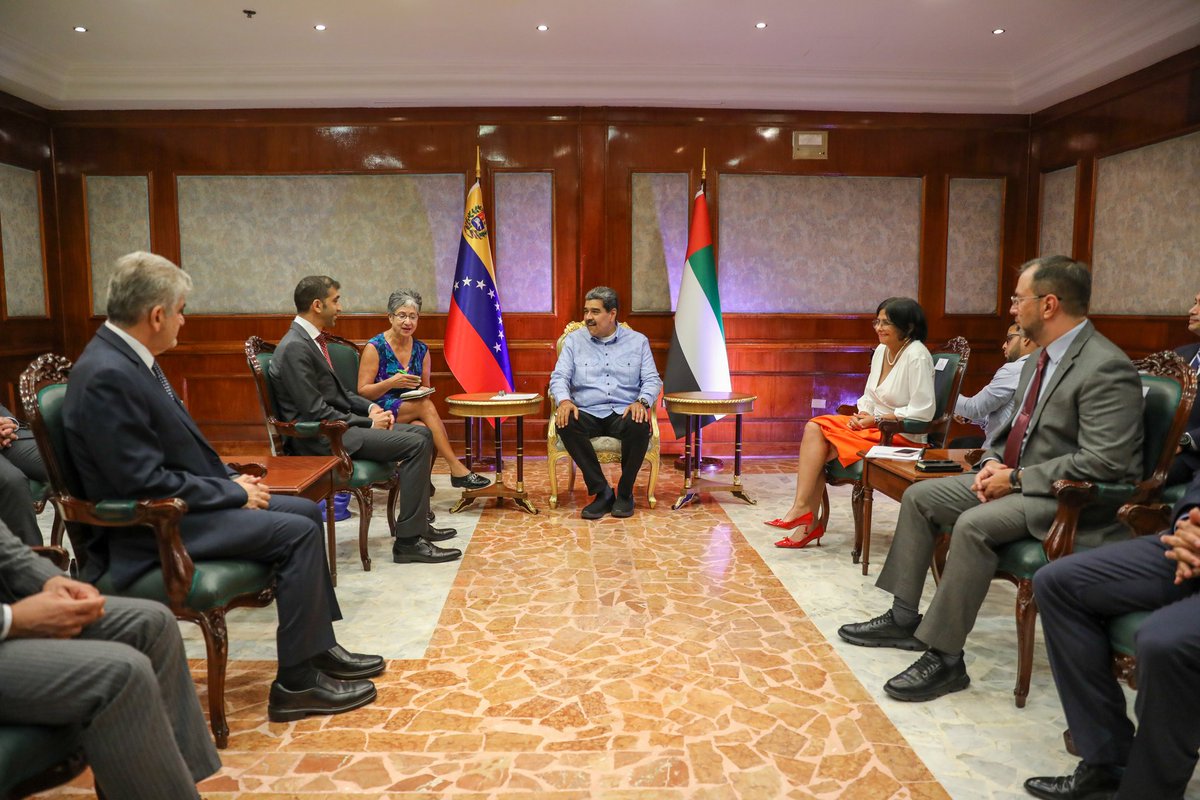 NicolasMaduro's tweet photo. En el marco del Encuentro para una Alternativa Social Mundial, sostuve una grata reunión con el Dr. Thani Bin Ahmed Al Zeyoudi, Ministro de Estado de Comercio Exterior, los delegados y delegadas de los Emiratos Árabes Unidos, para avanzar en la agenda bilateral de relación compartida en pro de la sostenibilidad y el desarrollo de nuestros pueblos. ¡Trabajo y cooperación!
