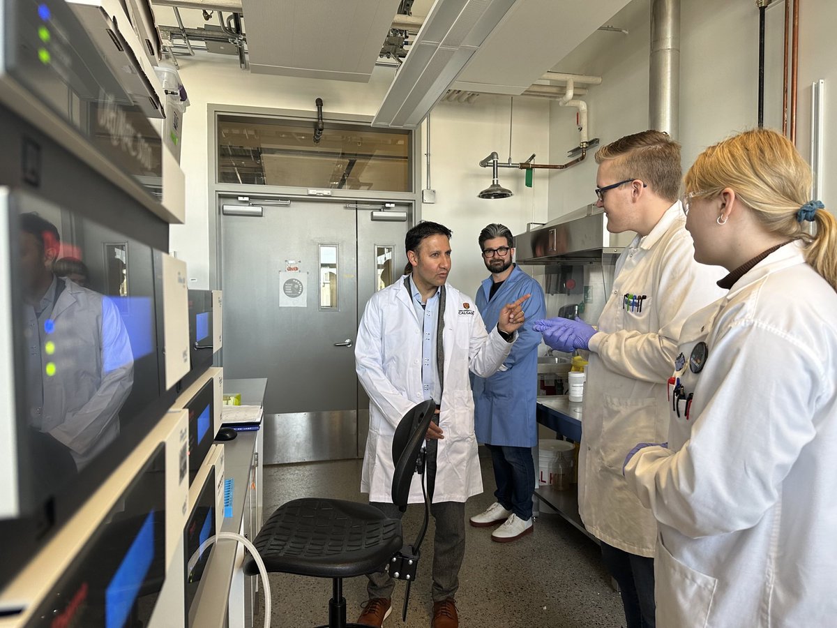 Science rules. In Calgary today, I got to sneak a peek at what @UCalgary students are working on in their labs. #Budget2024 supports research and innovation so that research like this canmake our country, and world, a better place. Keep up the good work!