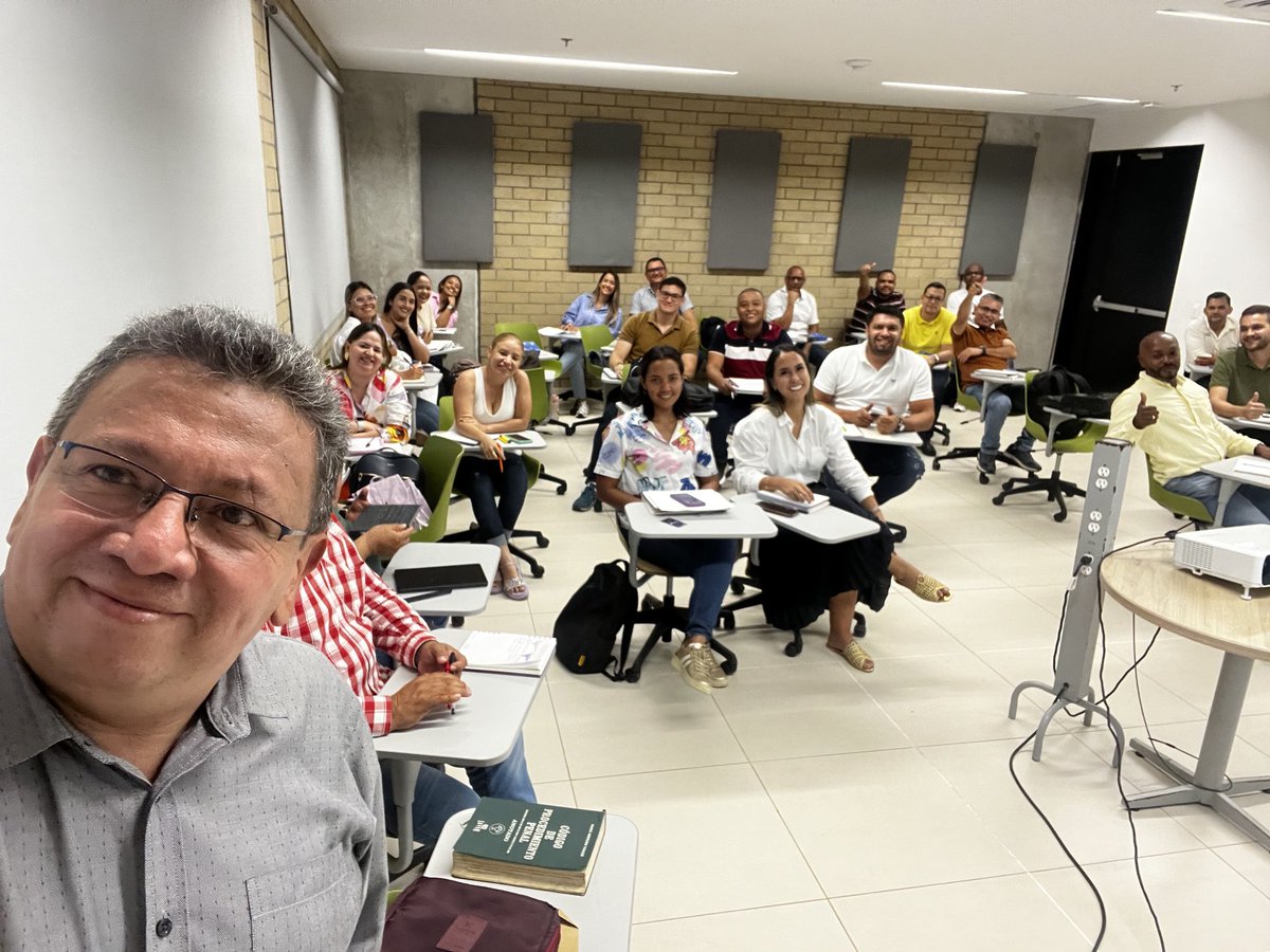 julcostaduran10's tweet photo. Terminamos el día hablando de casación penal con un aventajado grupo de estudiantes de la Especialización en Derecho Penal de la ⁦@upbmonteria⁩. Gracias por la invitación profesor ⁦@eduflorez⁩ https://t.co/FPgdL1XTDW