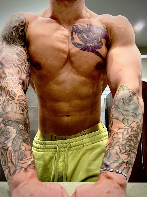 Titties poppin https://t.co/MltuZeU7pr