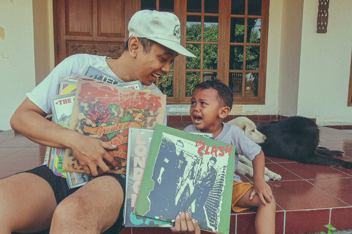 individurban's tweet photo. Nanti malam bakal #putarplat di Record Store Day. Pangrok-pangrok smokin' menthol dicampur my hands are stuck to my jeans asyik betul kurasa.
#rsdyk2024 #rsd2024 #records #record #vinyl #piringanhitam #punkrock #madchester https://t.co/UviNToP2EA