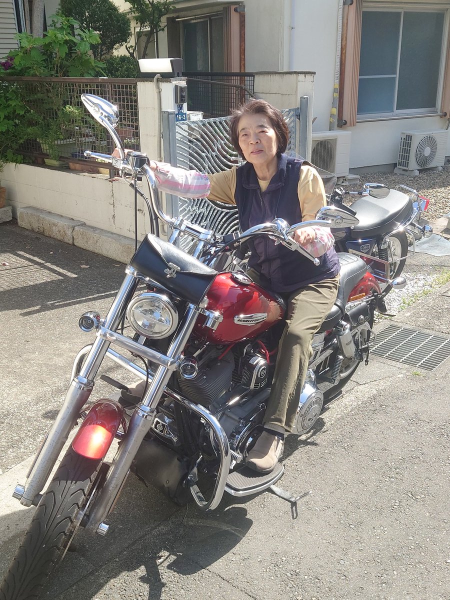 nontemaru's tweet photo. 80歳になったお袋をハーレーに跨がらせてみた。
ヘルメットも嫌がらずに被ってた(笑)
可愛くてファンキーな婆さんです🎵
#ハーレー #デビュー #ダイナ #FXDC https://t.co/HqQeV4mcLi