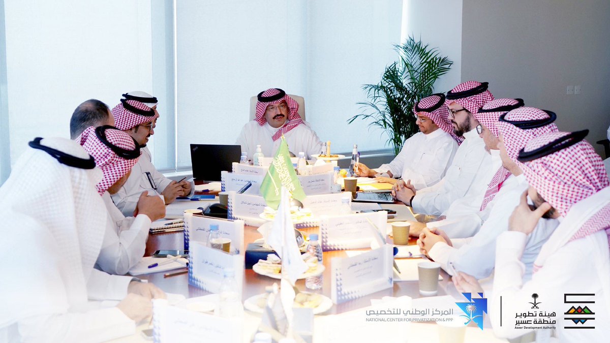 smal3mri2's tweet photo. سمو الأمير تركي بن طلال في حديث عن أهالي منطقة عسير :
اهل المنطقة سمحين 
اهل المنطقة كريمين .. من كل خير قريبين 
اهل المنطقة يحبون الغريب 
اهل المنطقة لا حطيتهم في مهمه واحترمتهم وقدرتهم عطوك أطيب الرجال .

🔹تركي بن طلال بن عبدالعزيز 🔹.
شكرًا سموك💚.
#تركي_بن_طلال 
#امير_عسير https://t.co/ogo1TcE9SC