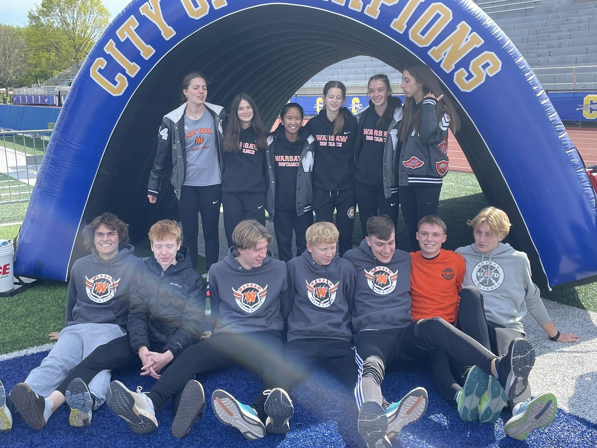 pete_bieghler's tweet photo. Joey and the lady tigers distance have a great evening at Carmel Showcase (Joey PR 10:34, Eden PR 11:33 (#11 all-time), Ella PR 11:44 #13, Sammi PR 1144 #14 - Elizabeth season best and Bryce 2nd fastest of season @Warsaw_Tigers @wchsdistance https://t.co/gBjgVei5sX