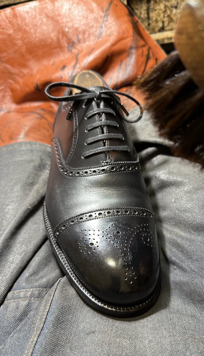 The Asakusa Cobbler
オリジナルシューズ  

ハーフラバーソール修理。
ブラッシング中。

#asakusacobbler
#浅草コブラー 
#オリジナルシューズ
#Originalshoes
#靴修理
#shoerepairs
#手縫い
#handsewing