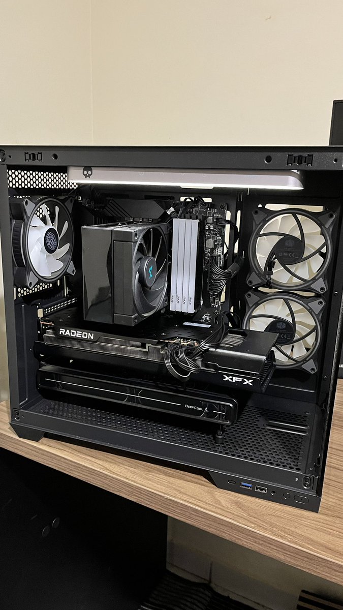 teixeiragilson's tweet photo. @lockgamer_  #setuplockgamer 
Gabinete Redragon WideLoad Pro
MSI MAG B550M Gaming Plus
Ryzen 5 5600G
XPG Spectrix 32Gb(4x8Gb) 3600
Cooler DeepCool AK400 Digital
GPU XFX 7700XT Quick 319
Suporte GPU DeepCool ST500
Fonte Gamemax GX750
Redragon Kumara e Diti
Fans CoolerMaster MF120 https://t.co/y1W6kcwVBx