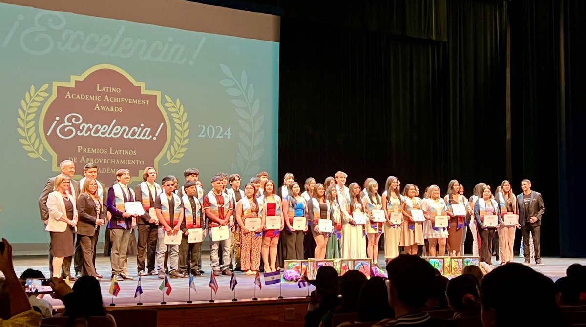 It doesn’t get any better than this. Pure #AISDjoy  and ORGULLO! Look at all these 2024 AISD Seal of Biliteracy recipients! Gracias @AISDMultilingue for the opportunity to help and be part of this súper evento. #LAAA2024 @AustinISD @BiliteracySeal
