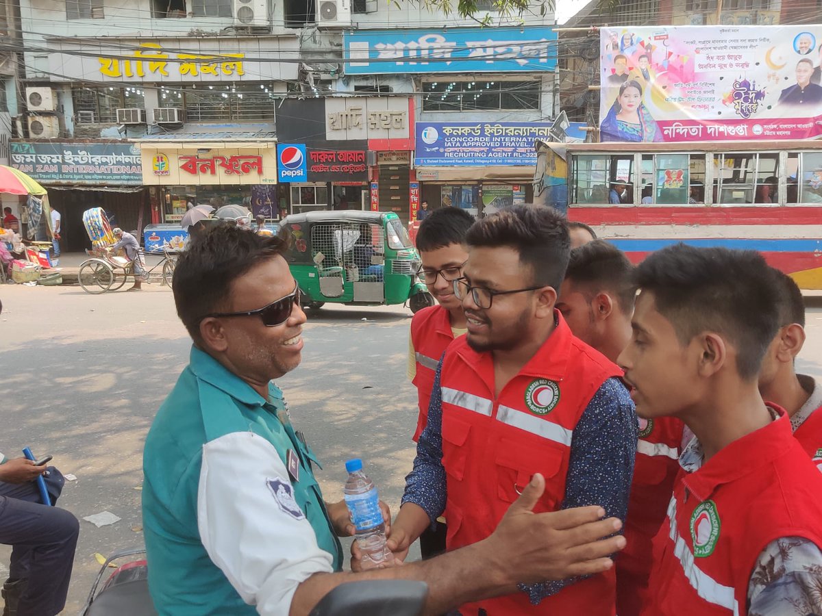 Volunteers of @BDRCS1 are in the field and have already started work on ongoing heatwave in 🇧🇩. @BDRCS1, @ifrc along with its memberships are closely monitoring the current situation. 

#EW4ALL #AnticipatoryActions #heatwave EAP are critically important