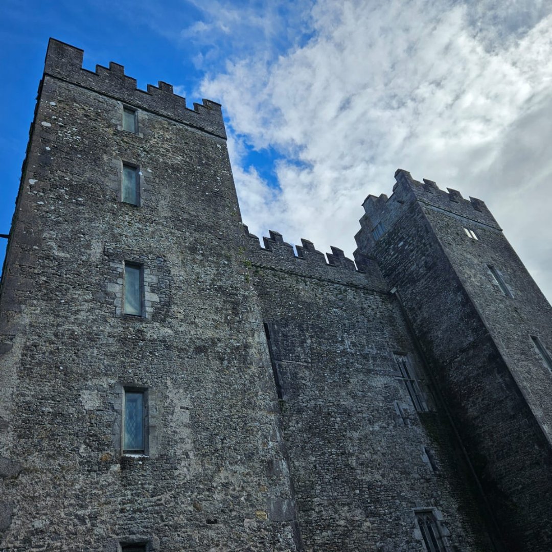 🗝️ Unlock the mysteries of Bunratty Castle: A treasure trove awaits!

📍Bunratty Castle & Folk Park, Co Clare

Courtesy of Kevin Sheehy

 #ireland #bunrattycastle #travel #countyclare #bunrattyfolkpark #visitireland #bunrattycastleandfolkpark #wildroverdaytours