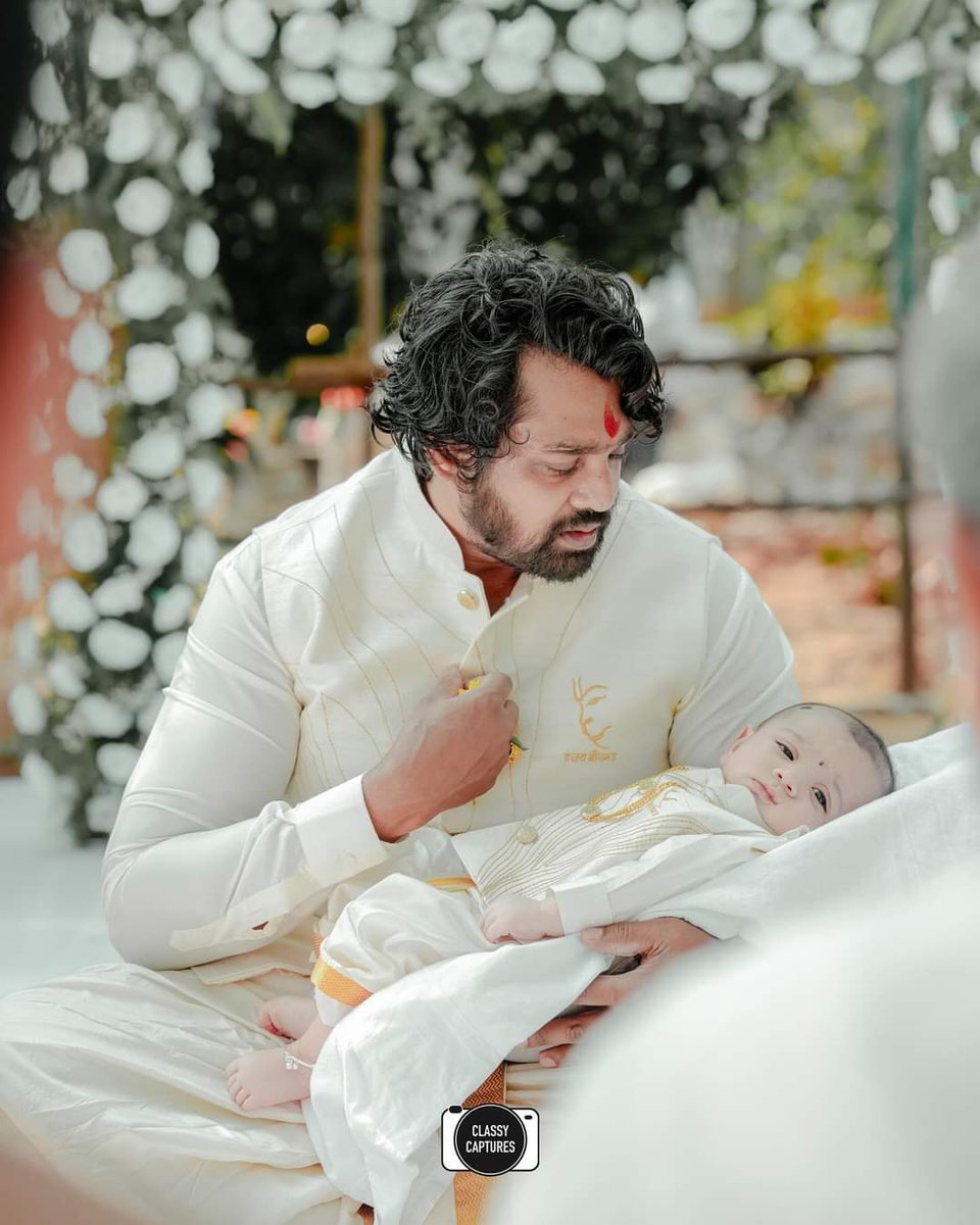vintvais_ho's tweet photo. ಆ್ಯಕ್ಷನ್ ಪ್ರಿನ್ಸ್ ಧ್ರುವ ಸರ್ಜಾ ತಮ್ಮ ಫಾರಂ ಹೌಸ್ನಲ್ಲಿ ಹಮ್ಮಿಕೊಂಡಿದ್ದ ತಮ್ಮ ಮುದ್ದು ಮಗನ ನಾಮಕರಣ ಮತ್ತು ಆಂಜನೇಯನ ಪ್ರತಿಮೆ ಪ್ರತಿಷ್ಠಾಪನೆಯಲ್ಲಿ ಪಾಲ್ಗೊಂಡ ಸ್ಯಾಂಡಲ್ವುಡ್ನ ತಾರಾ ಬಳಗ!
#DhruvaSarja #PreranaShankar #ArjunSarja #Meghanaraj #NamingCeremony https://t.co/dV19Xi3TZp