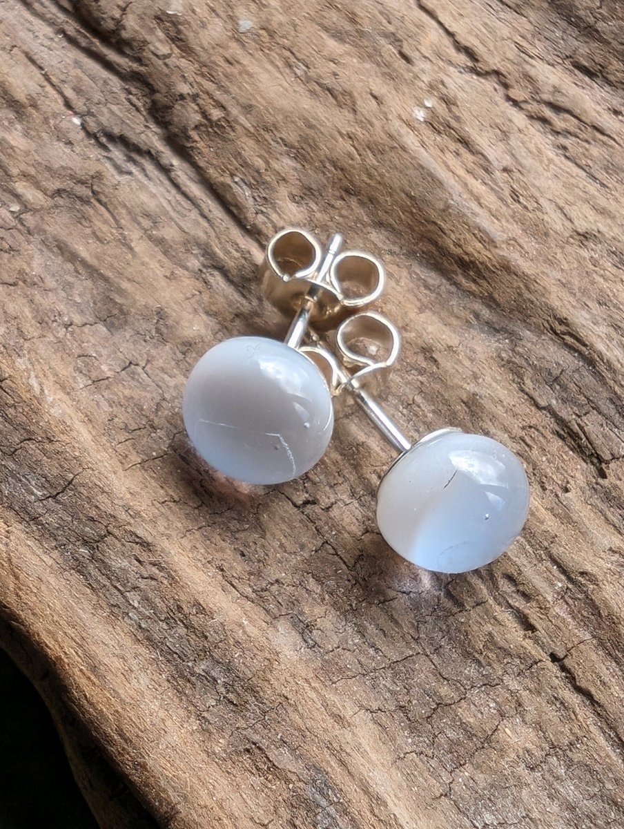 Beautiful new grey opal fused glass earrings. Lovely handcrafted fused glass and sterling silver stud earrings. 

#ukgiftam #ukgifthour #jewellery #handmade #giftideas #shopindie 

buff.ly/3UtJnPW