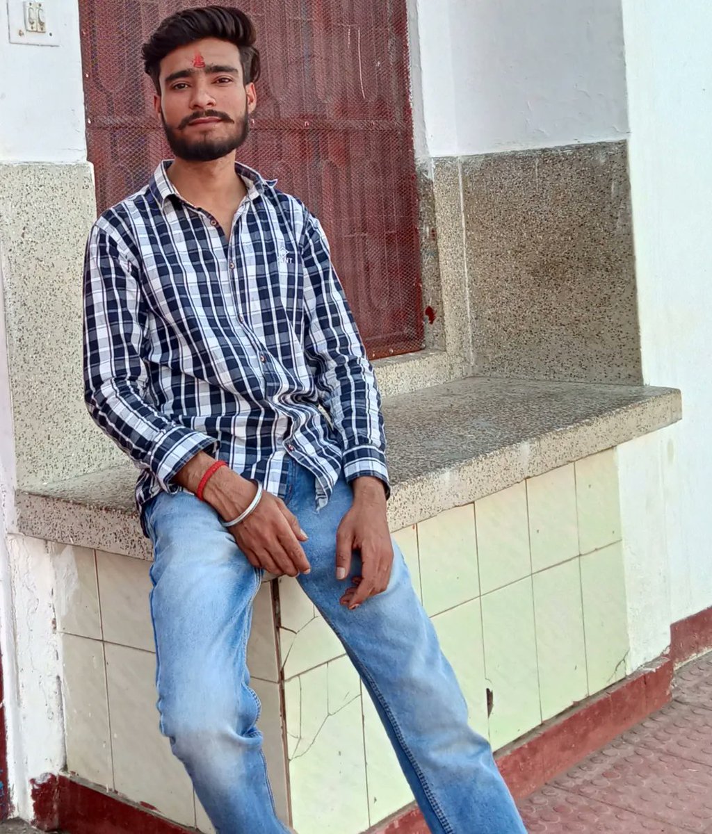 luckyTushar5's tweet image. ✨ Rajput look silent 🔕 from outside ??
But they keep the Strom 🔥 inside .... 🚩✨
.
.
#foryoupage #rajput #viralpost #trending #feelkro #newpost #shakumbari_devi #navab #photoshoot #photoclick #view #naturephotography #HappyLife