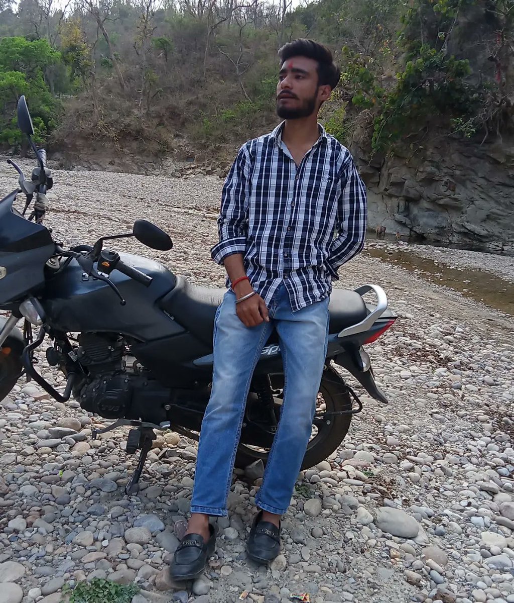 luckyTushar5's tweet image. ✨ Rajput look silent 🔕 from outside ??
But they keep the Strom 🔥 inside .... 🚩✨
.
.
#foryoupage #rajput #viralpost #trending #feelkro #newpost #shakumbari_devi #navab #photoshoot #photoclick #view #naturephotography #HappyLife