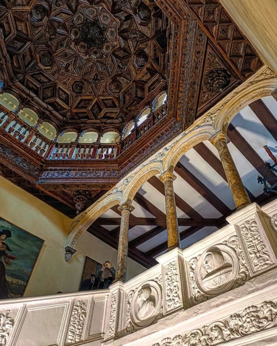 The dome of the stairwell of the Real Maestranza de Caballería de #Zaragoza is a majestic example of coffered ceiling 😍

👉 Sign up for our guided tours in Spanish on Saturdays and Sundays from 11am to 2pm in our municipal tourist offices 🤩

📸 IG zaragozaenfoto

#VisitZaragoza