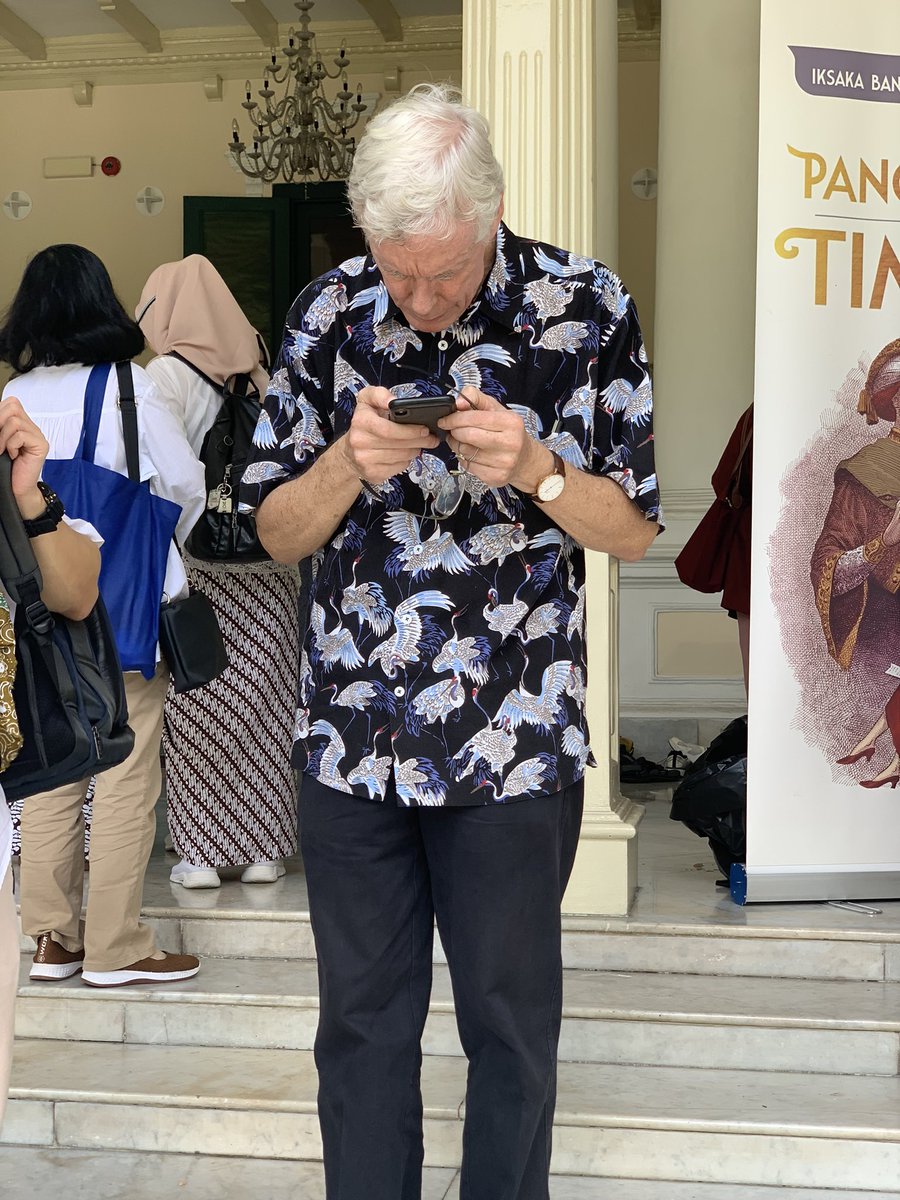 sejutaluka's tweet photo. Dateng naek ojol, pulang naek ojol juga. Gak sempet fotbar, tapi sempet ngasih ttd dua buku. Sehat terus Pak. https://t.co/2itdbVshsR