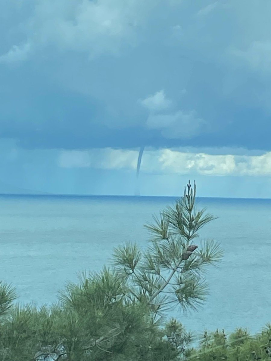 Eski Foça’da hortum oluştu.