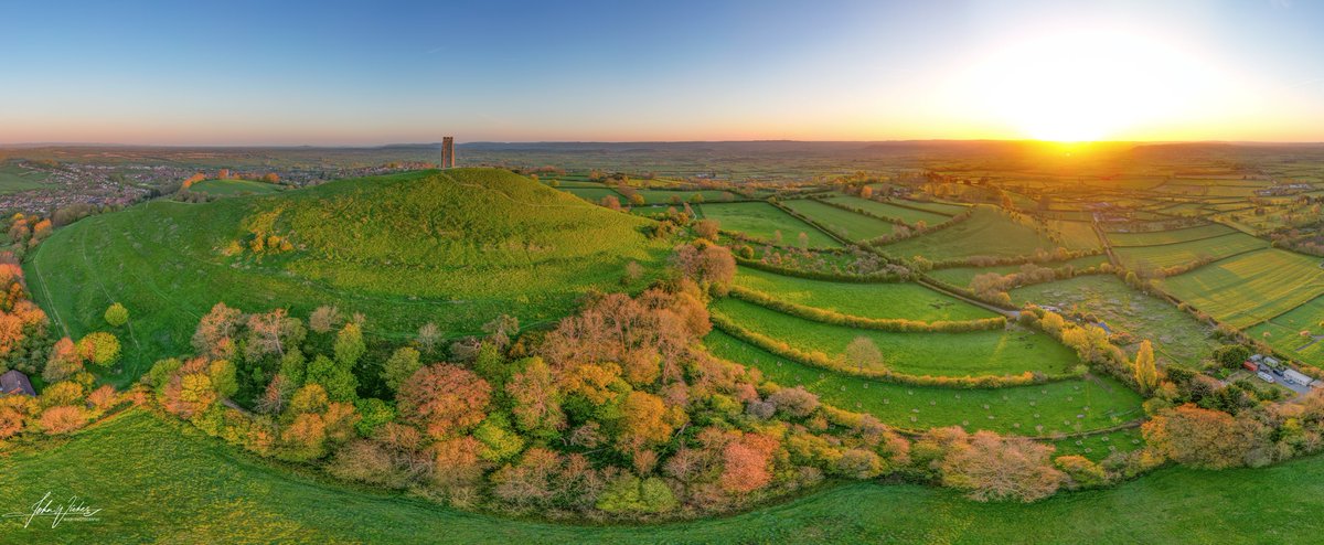 Glastonbury Tor.
It was a bright and colourful morning
Panoramic version
@ITVCharlieP @BBCBristol @TravelSomerset #ThePhotoHour #Somerset @VisitSomerset @bbcsomerset #Sunrise #Glastonburytor @PanoPhotos @SomersetLife