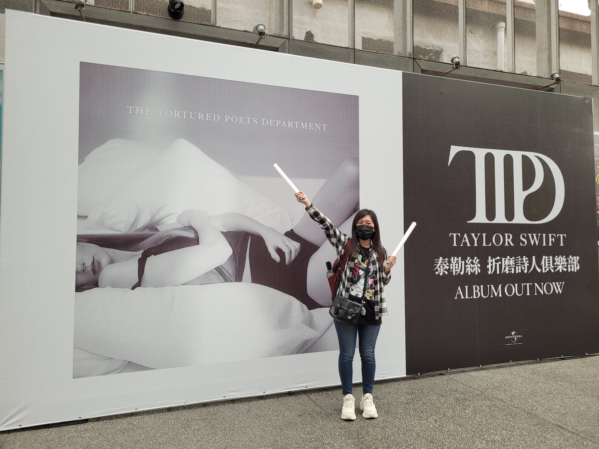 joannevermore's tweet photo. Board meeting @ the TTPD preorder event 👀

Waited in line for an hour and finally got the exclusive posters before they ran out!! So glad that I don't have to shout "fuck it if I can't have them!" in the crowd ✨️

#tsTTPD #TTPD #TTPDBoardMeeting @taylorswift13 @taylornation13 https://t.co/uOLRm7aOjo