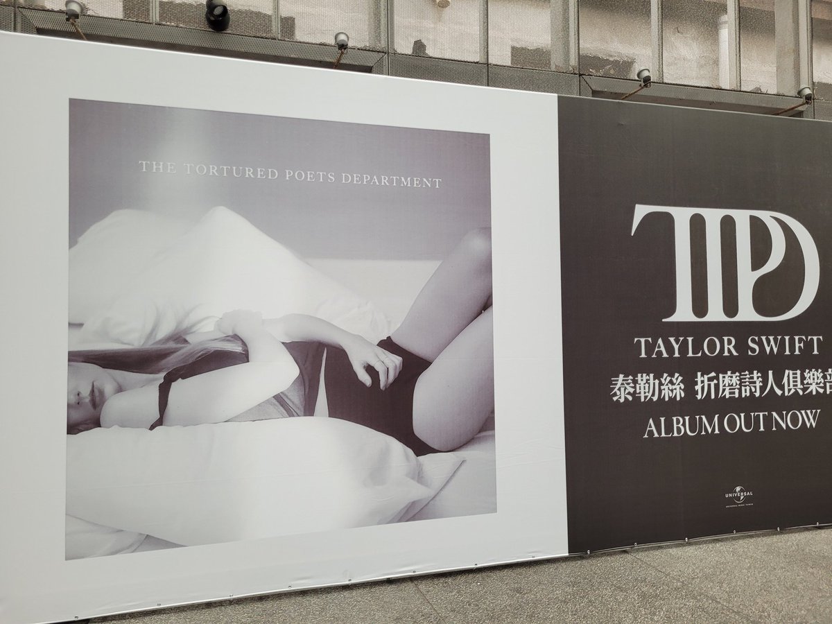 joannevermore's tweet photo. Board meeting @ the TTPD preorder event 👀

Waited in line for an hour and finally got the exclusive posters before they ran out!! So glad that I don't have to shout "fuck it if I can't have them!" in the crowd ✨️

#tsTTPD #TTPD #TTPDBoardMeeting @taylorswift13 @taylornation13 https://t.co/uOLRm7aOjo