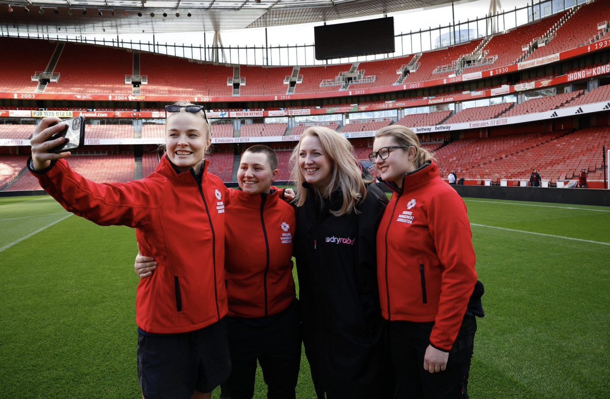 Feature: I spoke to trailblazing groundswoman @meglaynz about her experience as part of an all-female grounds team at Emirates Stadium in March 🏟️ 'Women need to step up and start helping out, because our female athletes deserve it' 🗣️ @GoonerFanzine: e.issuu.com/embed.html?d=w… 📖