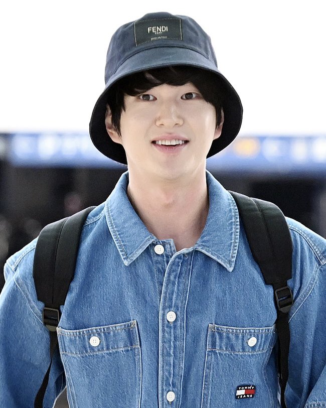 HallyuSG's tweet photo. Welcome back, #Onew! 

The @SHINee member was spotted at Incheon International Airport recently, making his way to Singapore for the #StarAwards tomorrow ✨

#오뉴 #온유 #SHINee #샤이니 #OnewinSG #OnewinSingapore https://t.co/9rTyFK2EfR