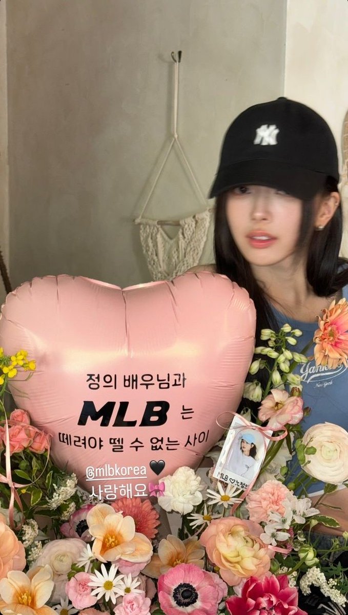 [📸] 240419 | Jeongeuiyam Instagram Story Update 

' With Artist Jeong Eui MLB is inseparable '

@/mlbkorea 🖤
I love you 🎀

#RohJeongEui #노정의