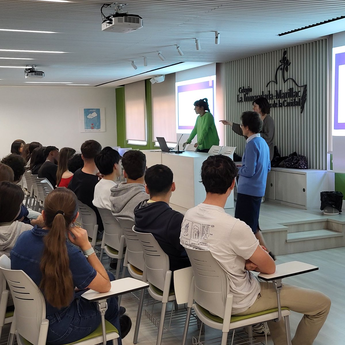 Los alumnos de 2°de Bachillerato han asistido al taller Relaciones sanas impartido por psicólogas de la Casa Virgen de la Almudena. Hemos aprendido que para querer a una persona de manera sana, primero hay que quererse a uno mismo. #colegiosHHCC #EducaciónVicenciana