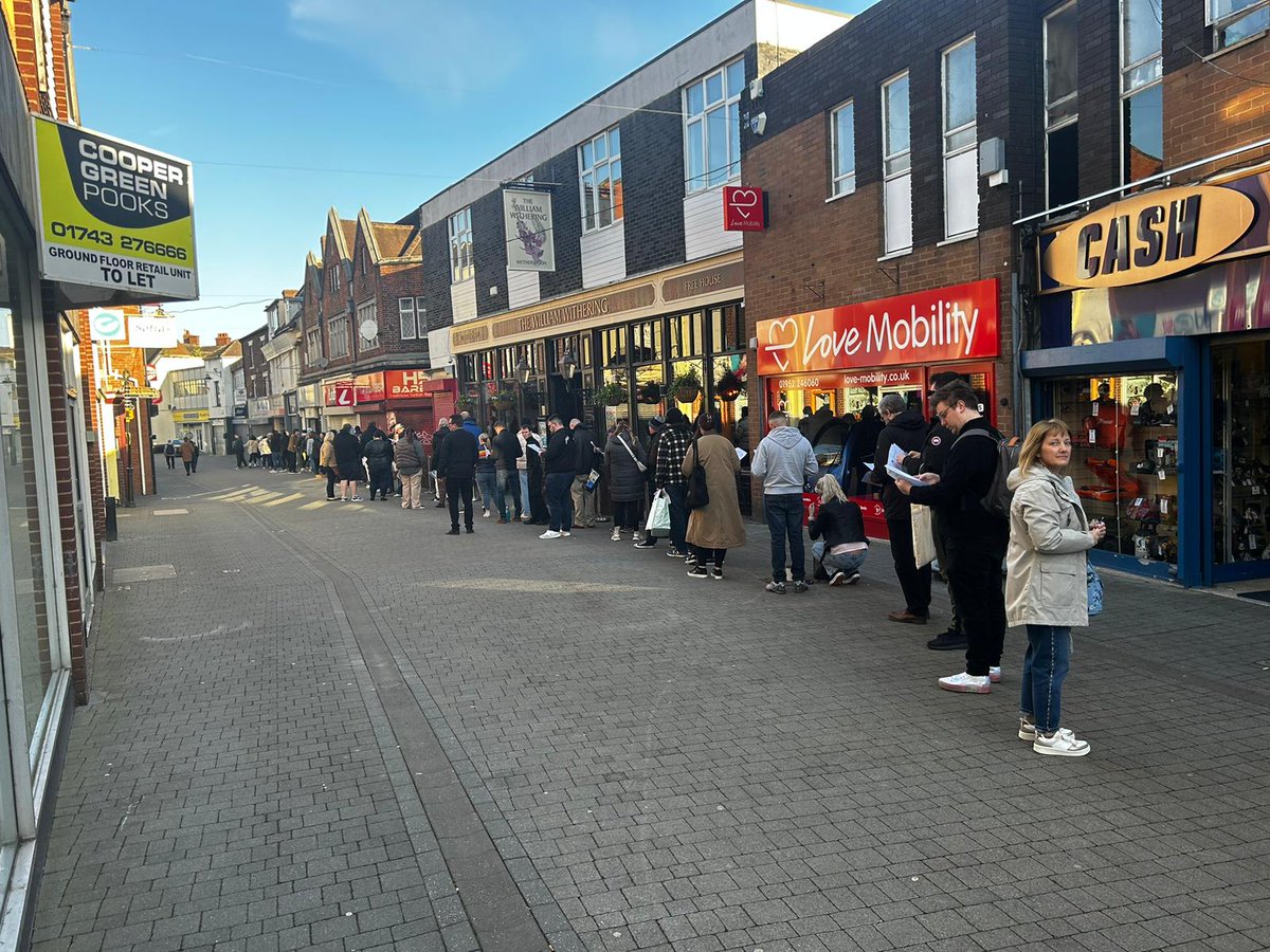 What are people queueing for in Wellington before 8am? m.facebook.com/story.php?stor… #Telford