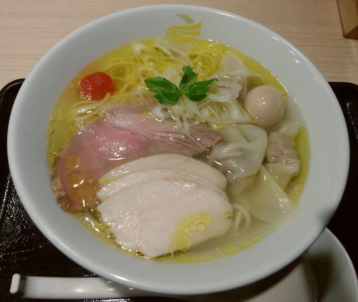 MorganD11675746's tweet photo. 『チャーシューワンタンそばしお』をいただきました🍜
すっきり上品な塩味で、スープは飲み干せるほど美味しゅうございました✨ご馳走様でした😋 https://t.co/4scLeA9Sg7